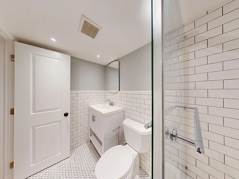 8 R St NW #6 — Photo 8