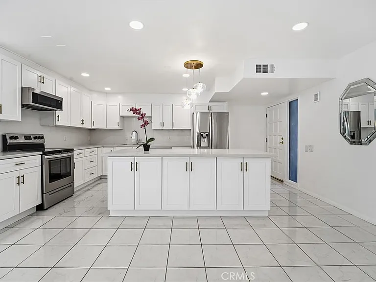 5301 Balboa Blvd #F7 — Photo 2