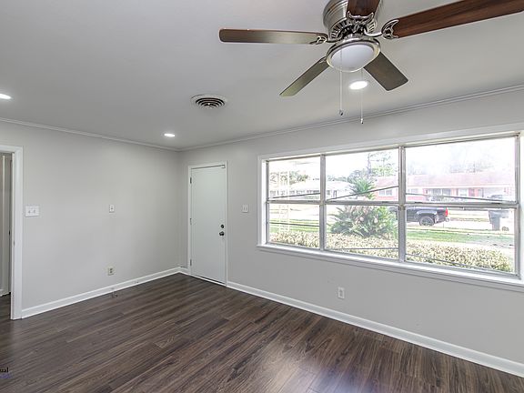 2nd image of 430 Iroquois Trl