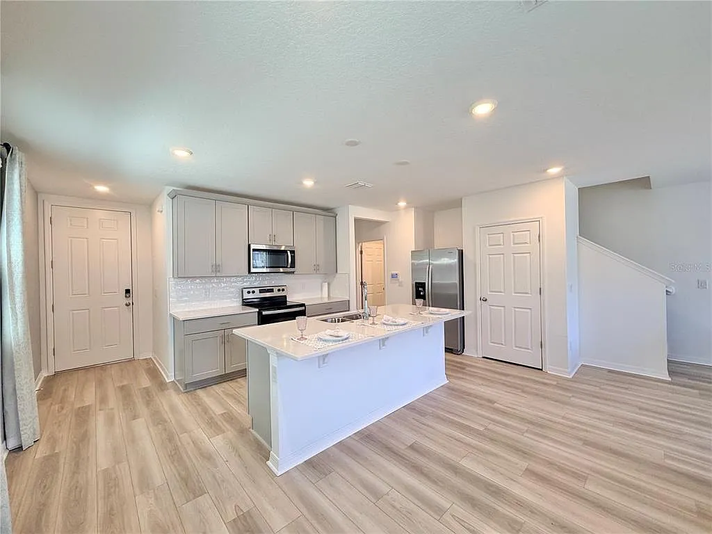 3 bed, 2.5 bath, 1808 sqft, $2,450 — Photo 4