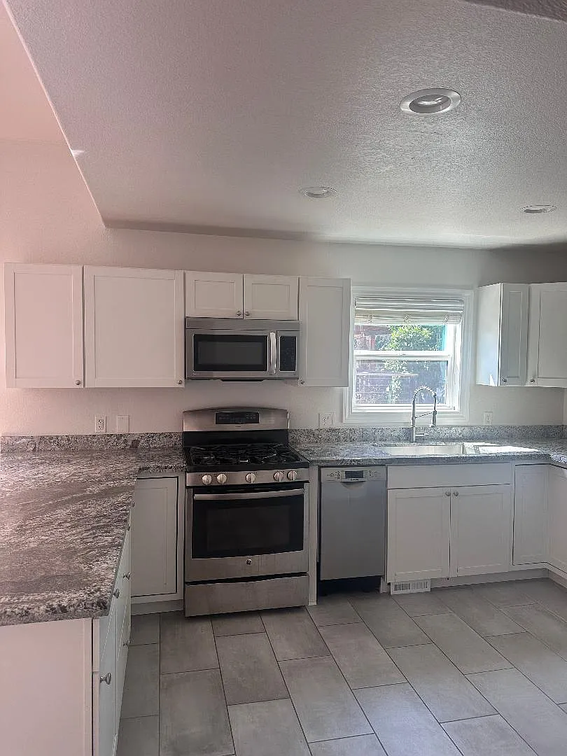225 Birch St — Photo 2