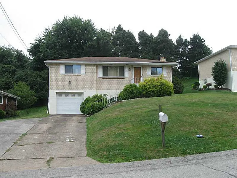 216 Howell St photo 1