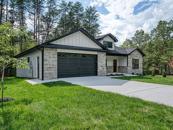 3rd image of 124 Hawes Cir
