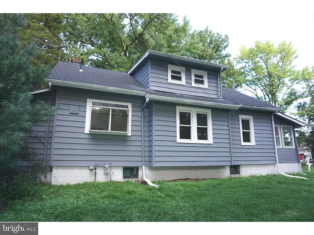 459 Redwood Ave photo 1