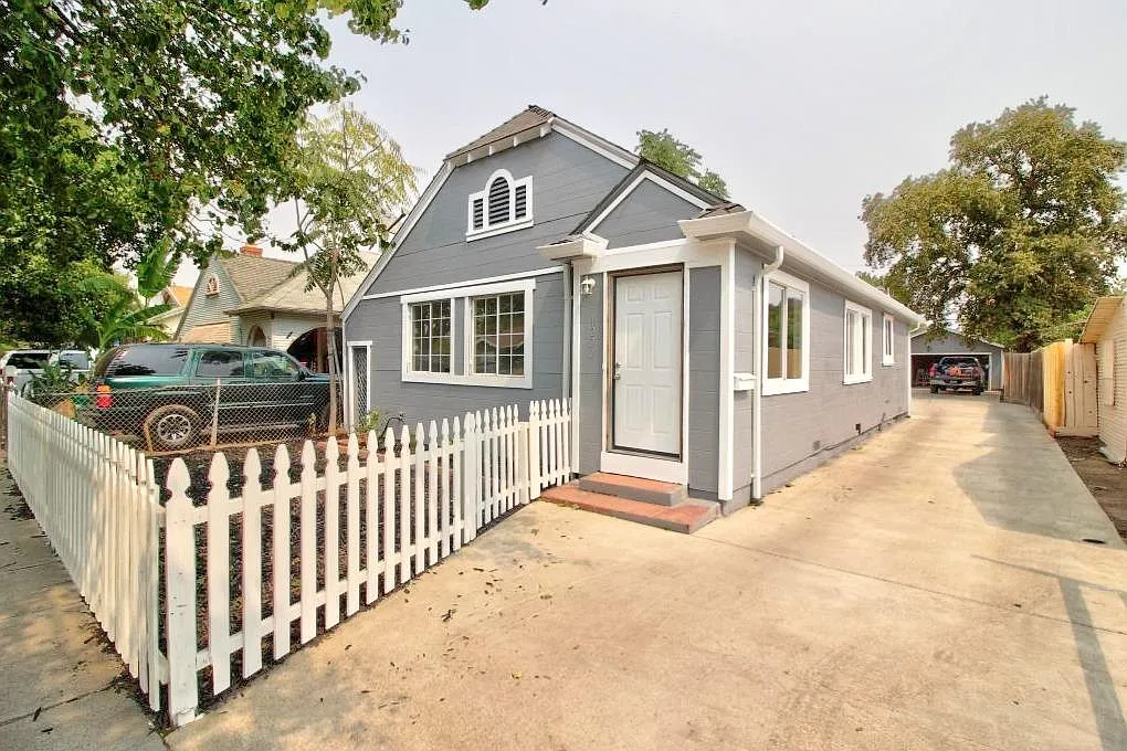 1222 N Airport Way photo 1
