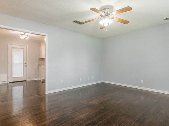 3rd image of 621 Bradley Dr