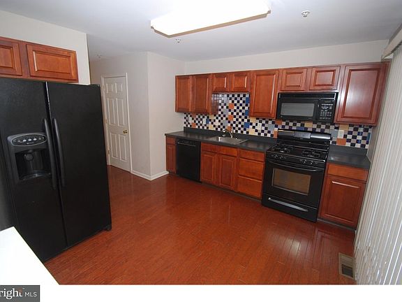 3rd image of 401 Black Walnut Dr