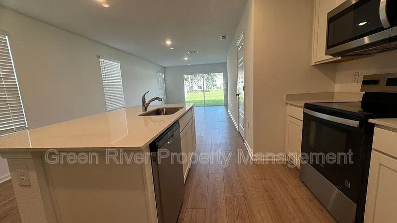 3 bed, 2.5 bath, 1362 sqft, $1,900 — Photo 3