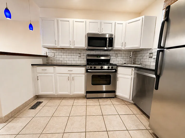 1811 Montrose St — Photo 10