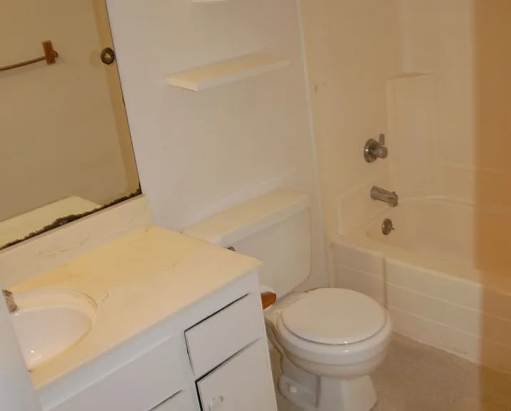 2025 Bath St — Photo 9