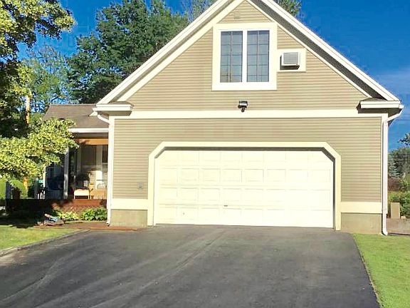 2 car garage Lots of parking