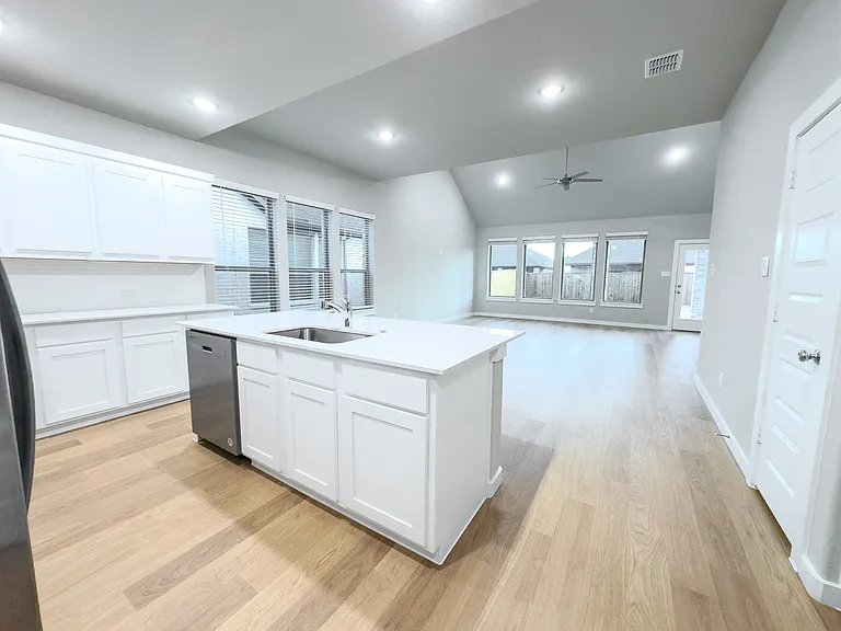 566 Silver Springs Ln — Photo 4