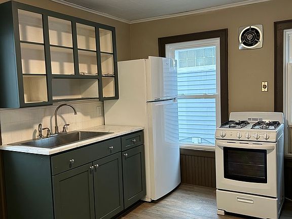 2nd image of 140 E 9th St