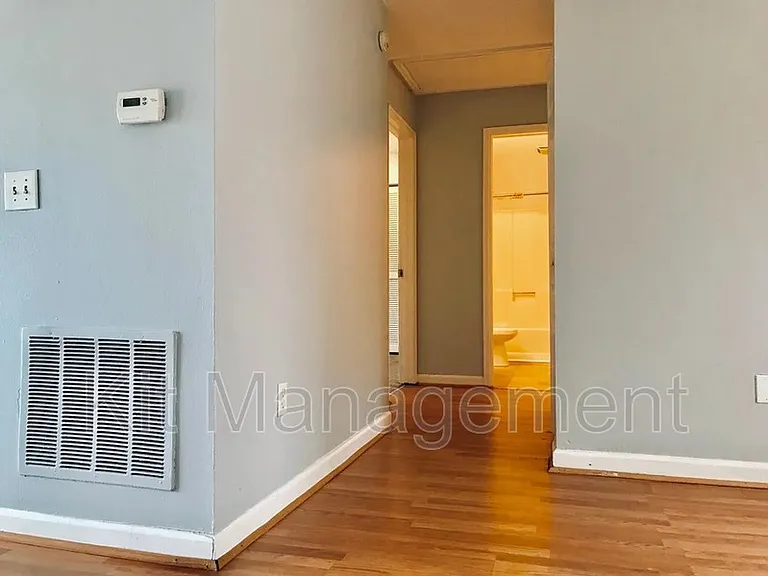 6055 Lewis Ave — Photo 5