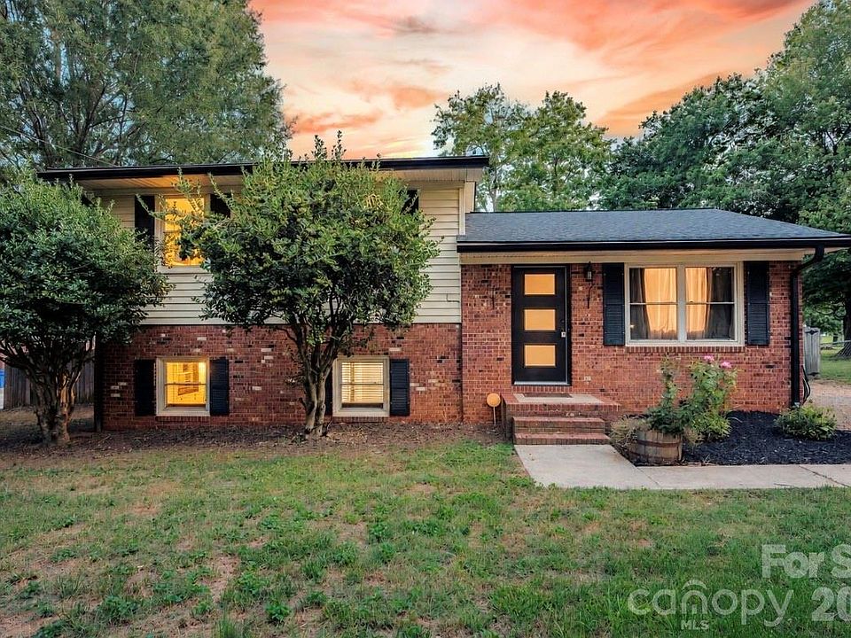 1st image of 827 Brookwood Dr