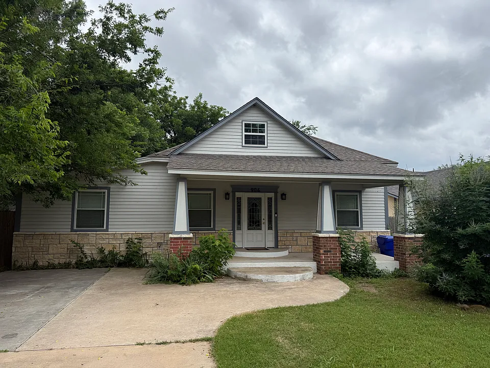 904 E Comanche St