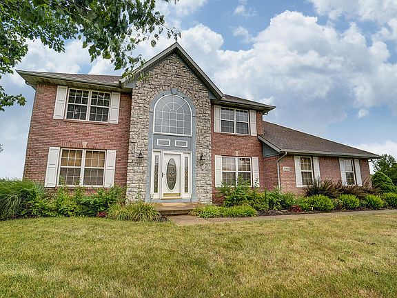 2nd image of 2901 Parkwood Dr