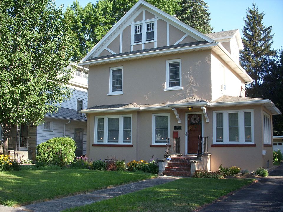 2nd image of 320 Rawlinson Rd