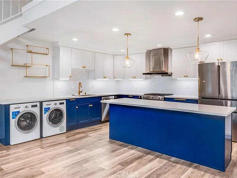 984 Granville Ave — Photo 3