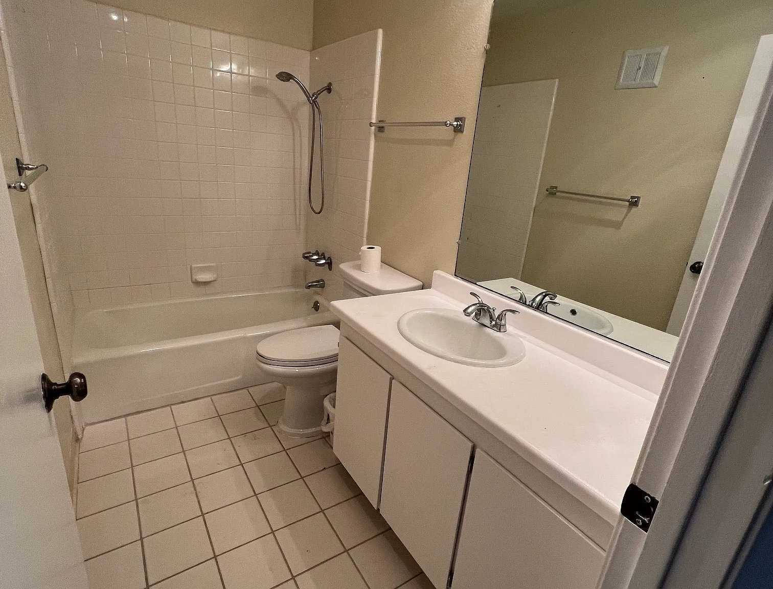 2 bed, 992 sqft, $3,200 — Photo 2