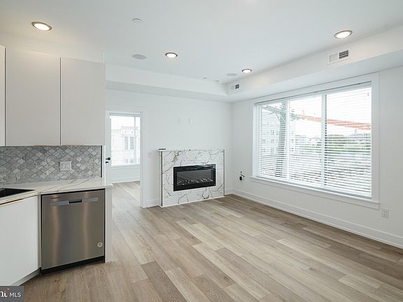 2nd image of 2000 N Front St #14