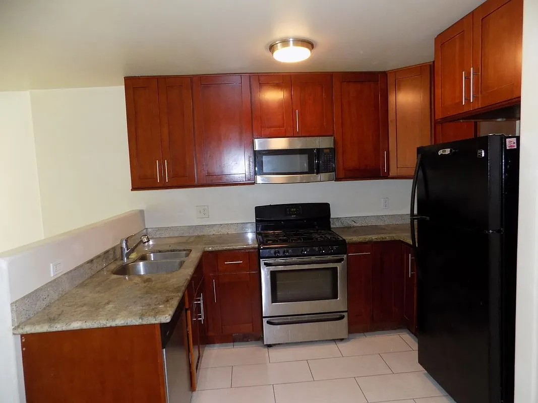 3 bed, 3.0 bath, 1600 sqft, $3,200 — Photo 3