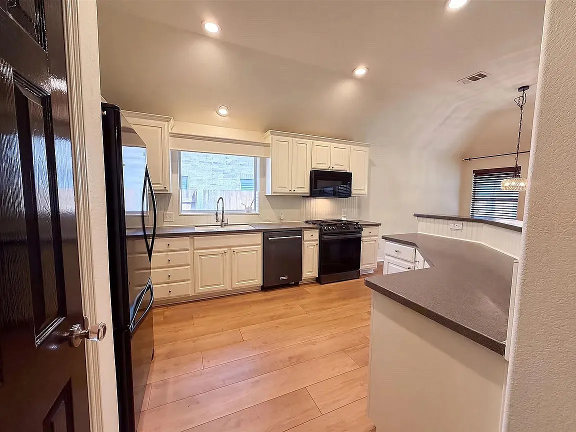 3 bed, 2085 sqft, $1,800 — Photo 4