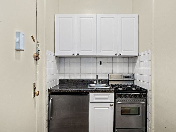 5th image of 971 Lexington Ave APT 2B
