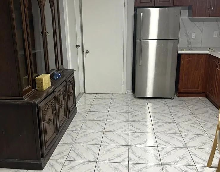 4142 Dursley Cres #LOWER — Photo 2