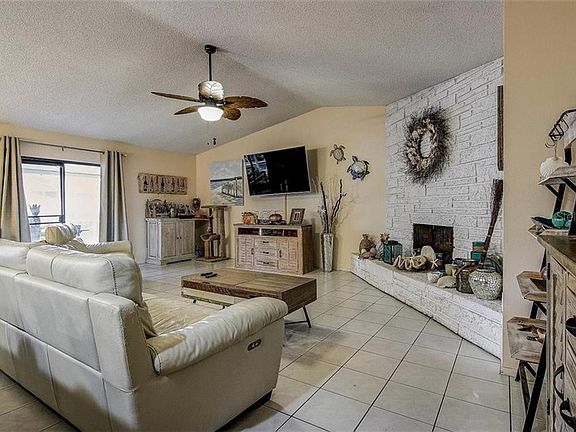3rd image of 106 Peacock Cir