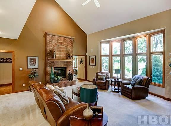 4th image of 450 Wellington Pl