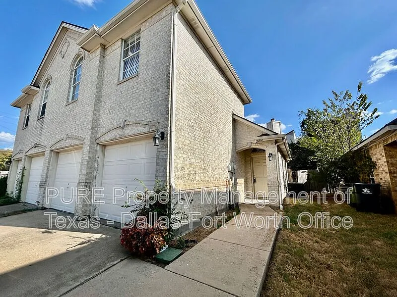 3 bed, 2.5 bath, 1392 sqft, $1,850 — Photo 2