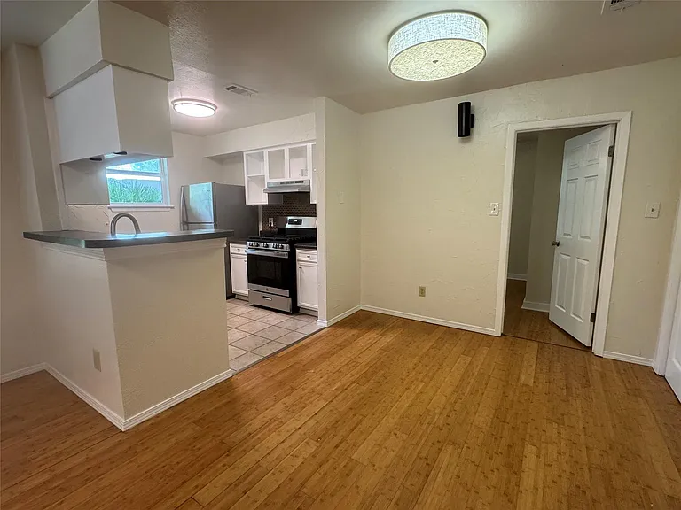 601 W San Antonio St — Photo 13