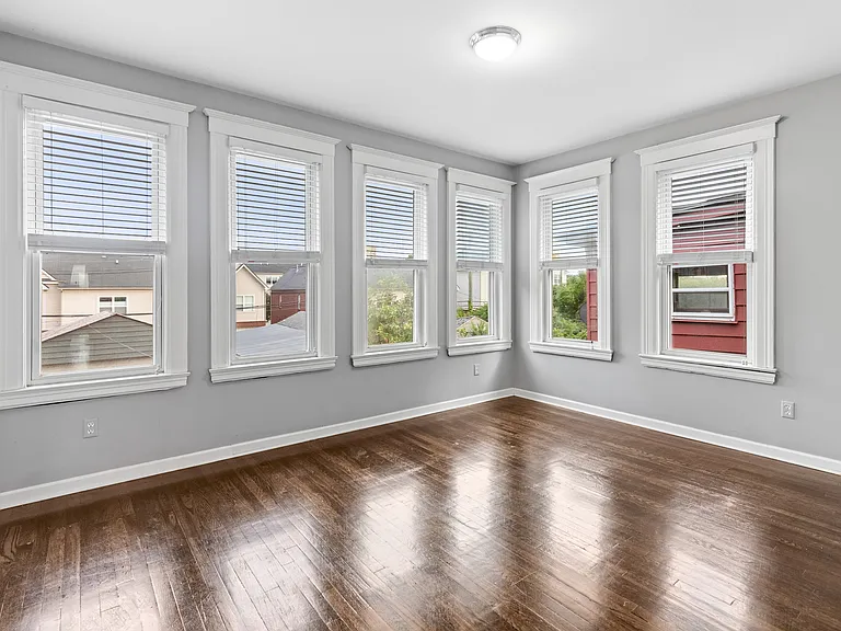 310 Hendrie St — Photo 10