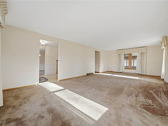 5th image of 2955 Chaucer Dr NE