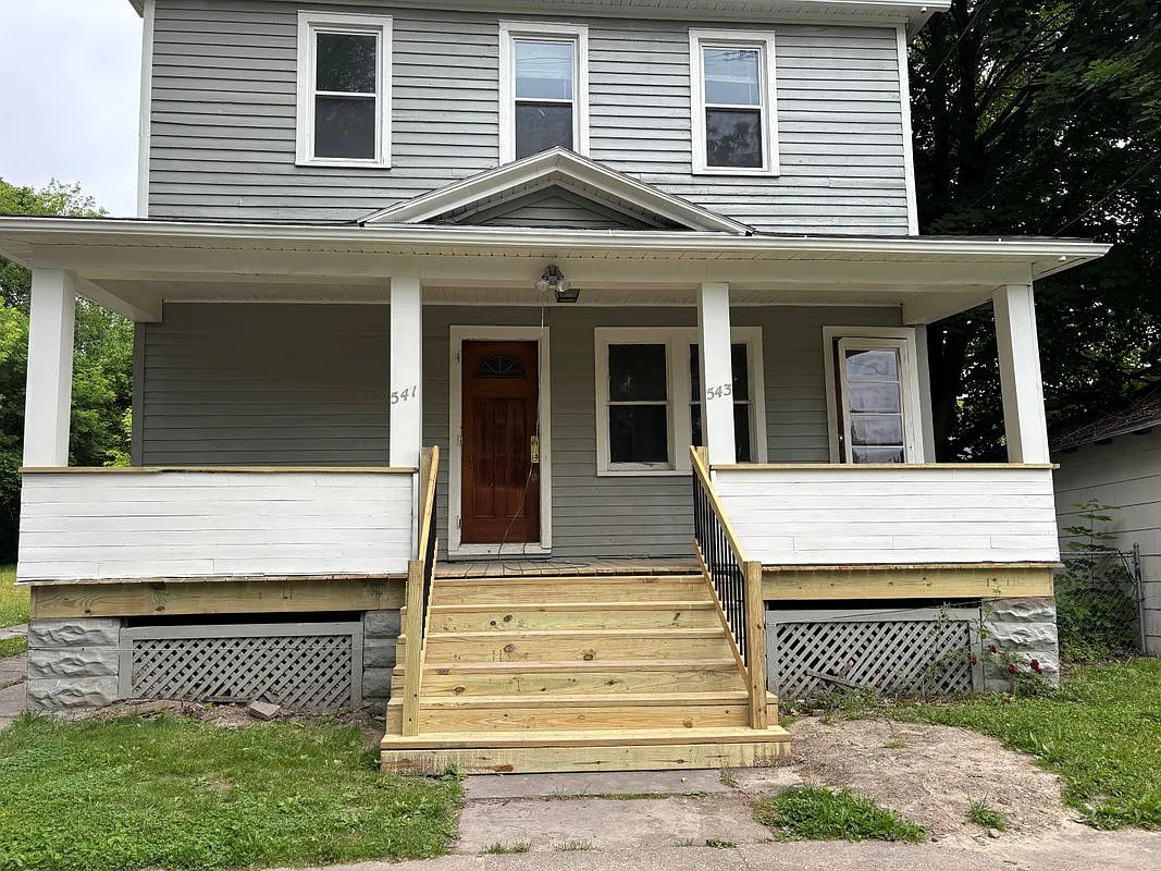 3 bed, 1.0 bath, 1213 sqft, $1,550 — Photo 1