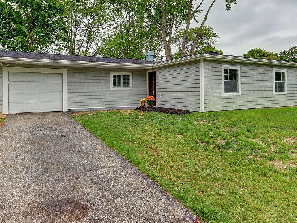 1st image of 4 Somers Ln