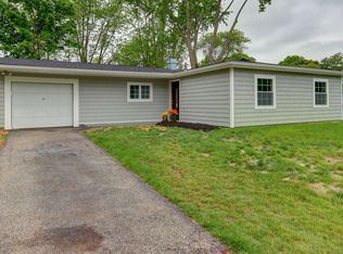 4 Somers Ln, Farmingville, NY 11738