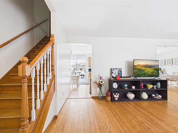 4th image of 582 Watson Rd