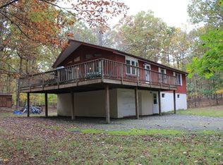105 Paul Revere Rd, Lackawaxen, PA 18435