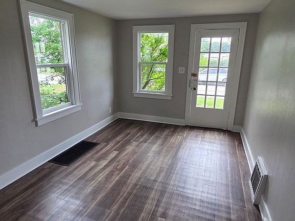 4th image of 208 Houston Ave #A