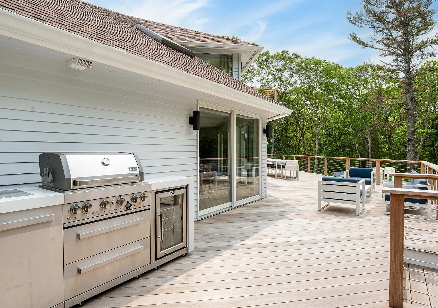 Modern East Hampton Retreat w Pool & Chic Indoor-Outdoor Living — Photo 4