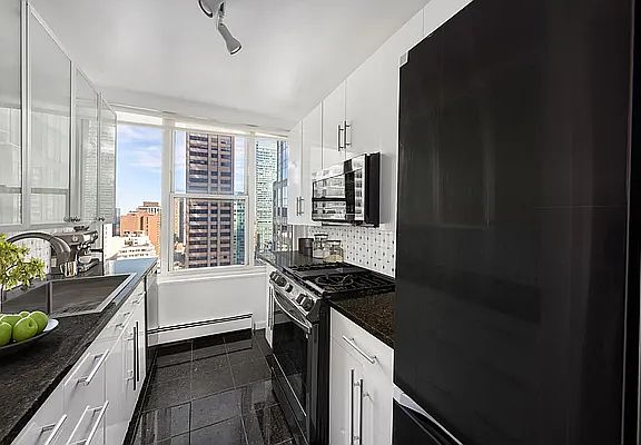 4th image of 117 E 57th St APT 33H