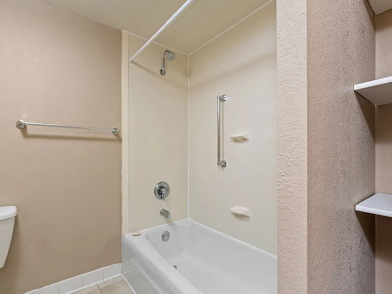 E Street Flats - Student Housing — Photo 42