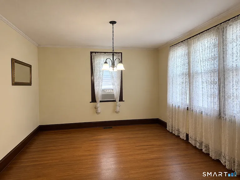 18 Fleetwood Ave — Photo 6