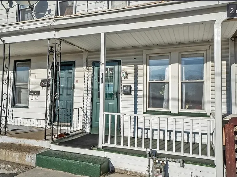 19 Railroad Ave — Photo 1