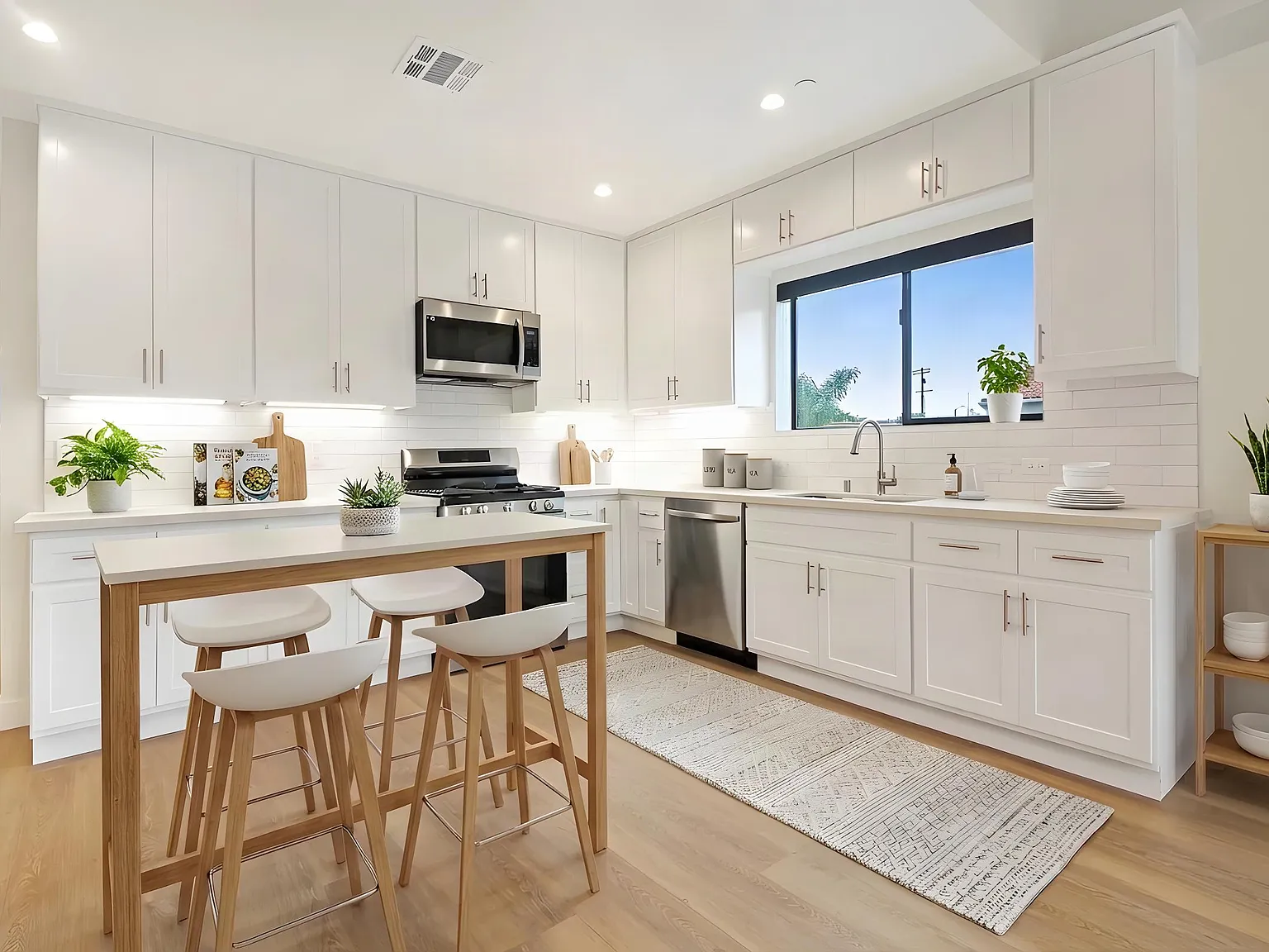 4 bed, 1600 sqft, $5,195 — Photo 3