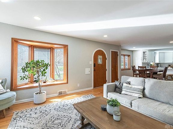 4th image of 117 Napoleon Dr