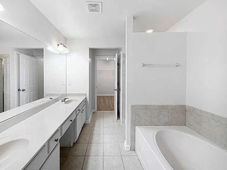2425 Fairlie Dr — Photo 18