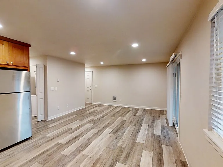 Sunset Court Apartments — Photo 7